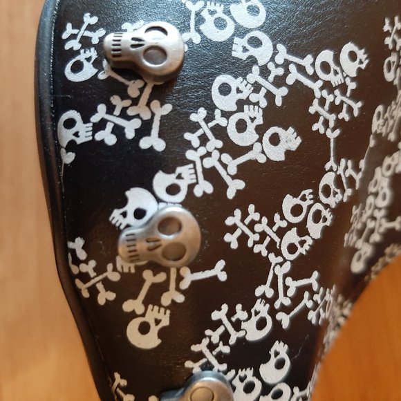 Skull & Cross Bones deisgn fashion boot - Picture 7 of 12